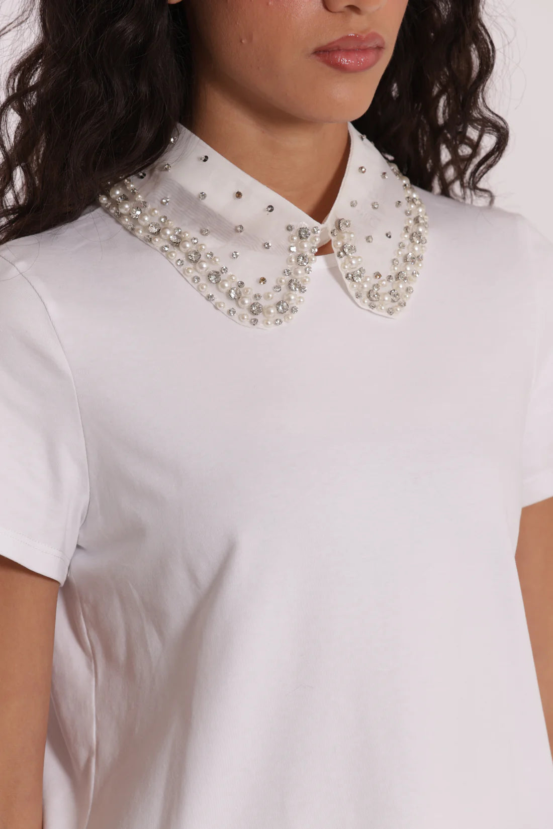 T-SHIRT CON COLLETTO DECORATO