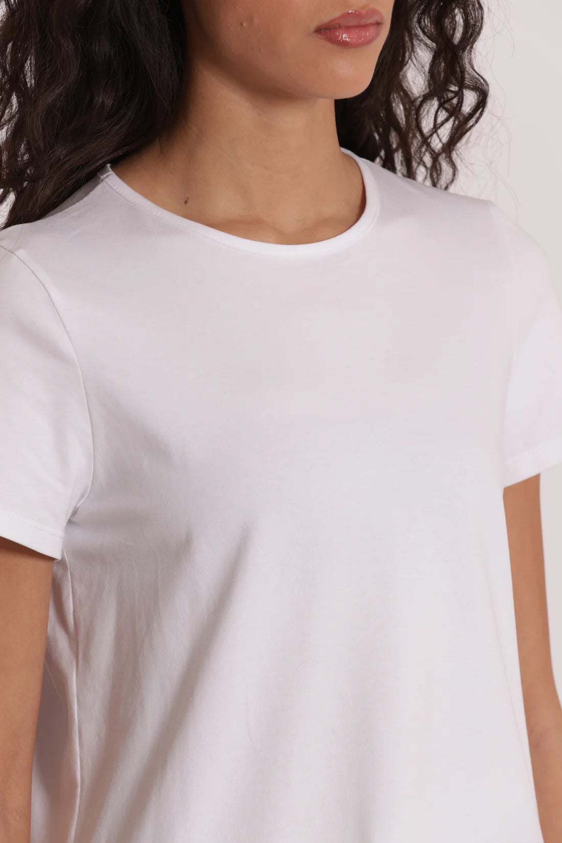 T-SHIRT CON COLLETTO DECORATO