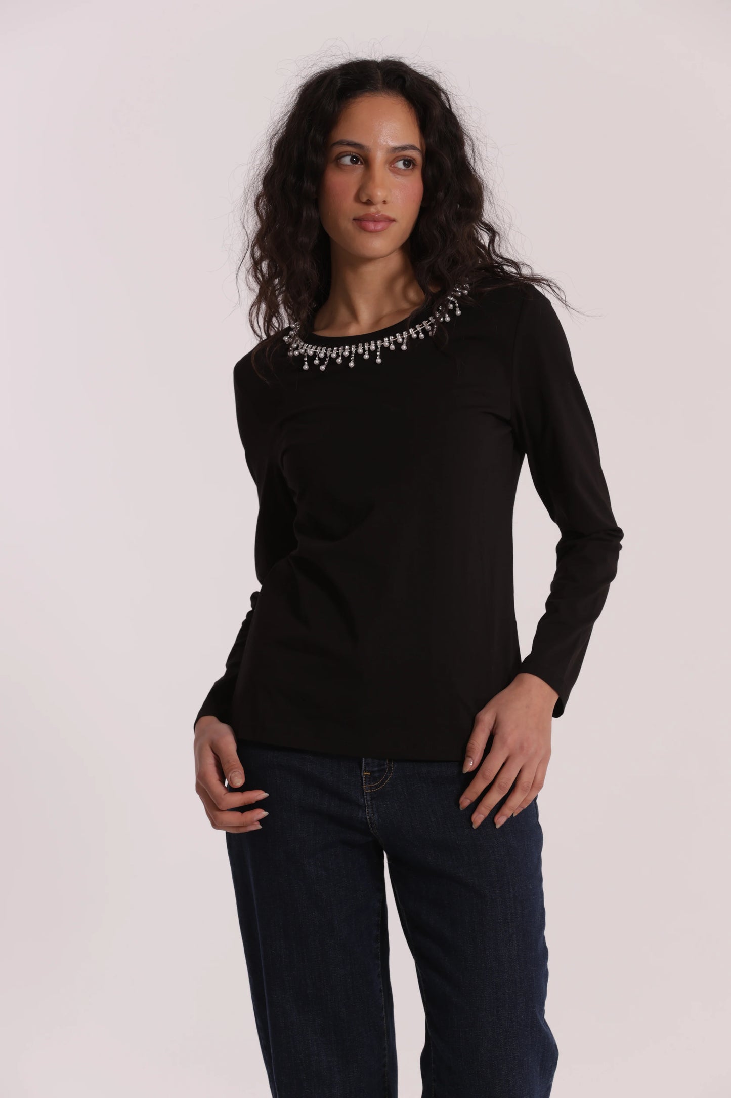 T-SHIRT CON COLLETTO DECORATO