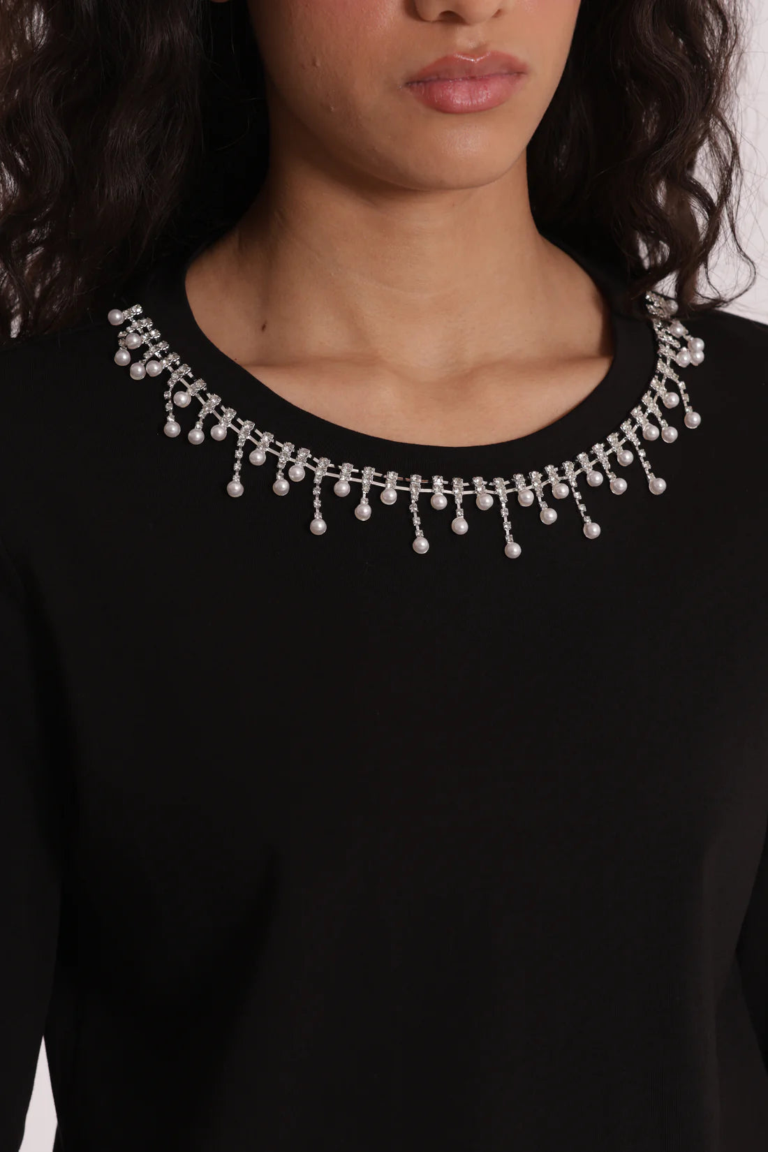 T-SHIRT CON COLLETTO DECORATO